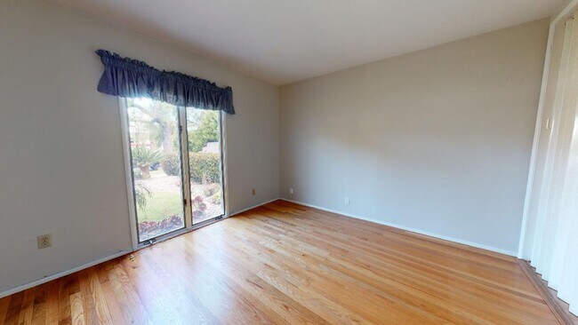 Building Photo - 713 I Ave
