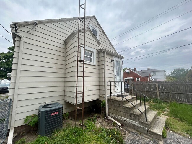 Building Photo - Charming 3-Bedroom Home in Peaceful West Toledo Neighborhood