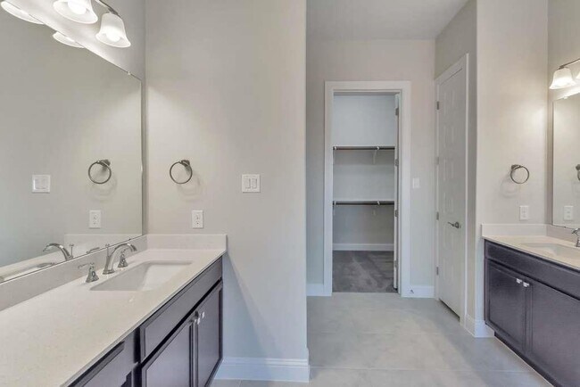 Building Photo - 2208 Bell Mare Vw