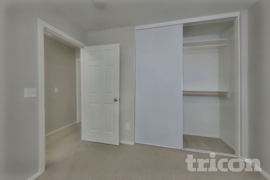 Building Photo - 2283 E Palm Beach Dr