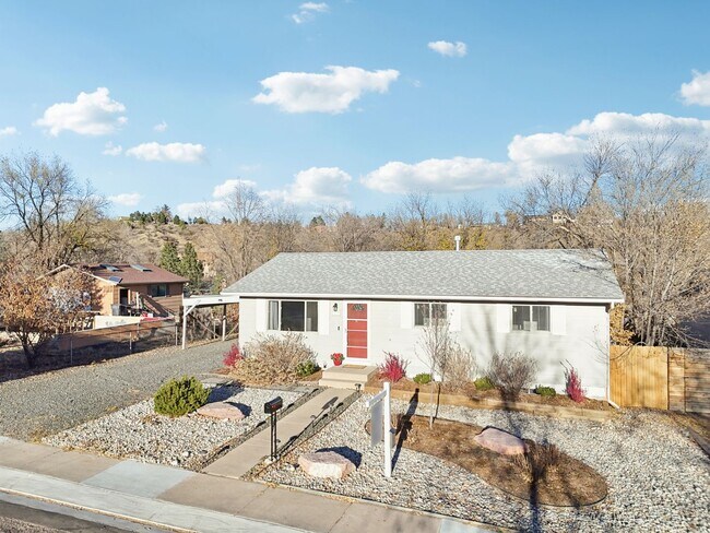 Building Photo - 4 Bed Beauty on West Side!