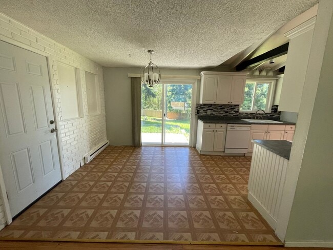 Building Photo - Pet Friendly 3 Bedroom with Spacious Yard!