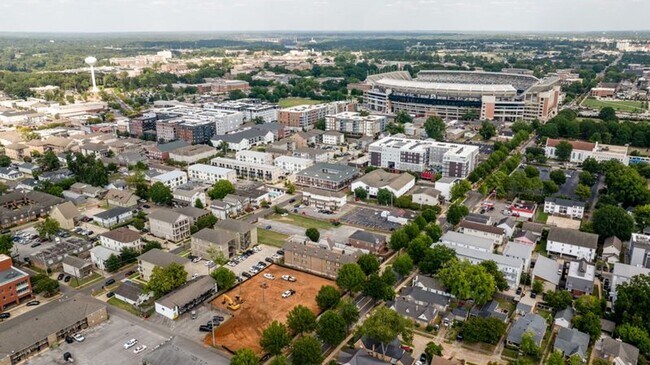 Building Photo - Five blocks from Bryant Denny Stadium - Available August 2026 – 5BR/5.5BA Luxury Townhome Near UA...