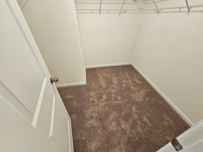 Building Photo - Like New Town Home in Kellerton Place, Monroe!