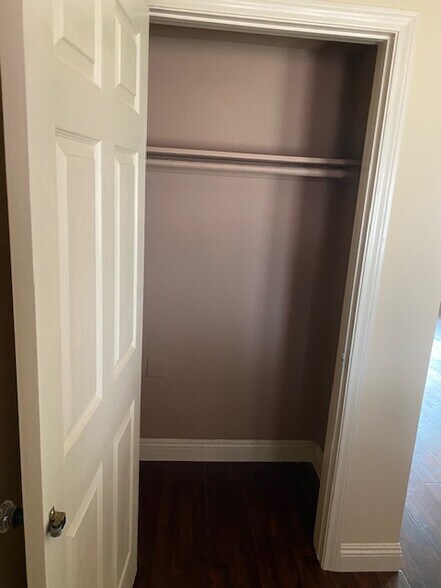 Building Photo - 2000 Karen St