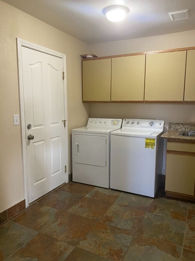 Building Photo - Single Story 4 Bedroom on 1/2 Acre Lot w/ Pool & Spa!