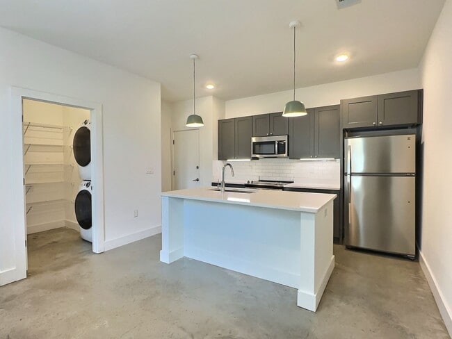 Building Photo - Flat for Rent in Hampstead! First month’s rent FREE!