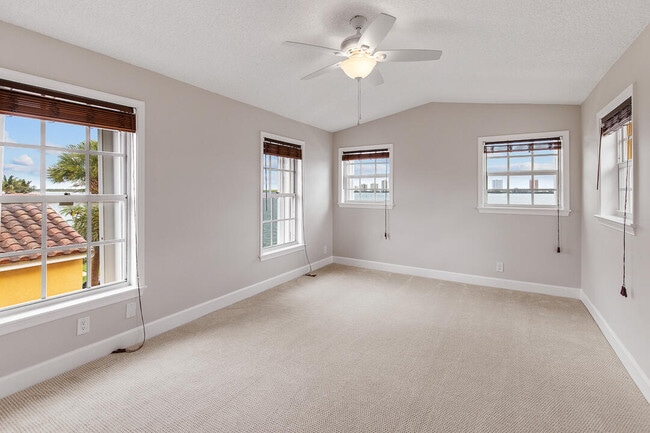 Building Photo - 1060 Lake Shore Dr