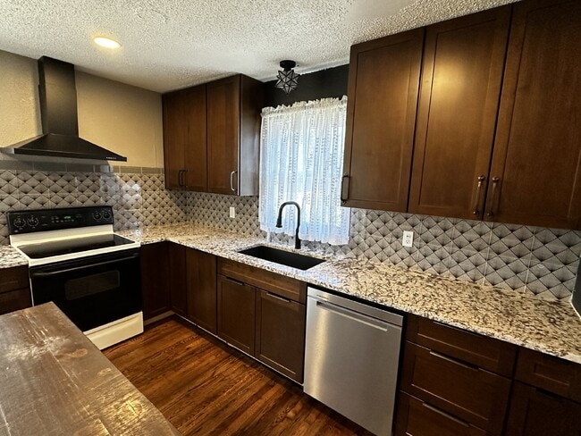 Building Photo - ***Available late-July*** Charming Home in...