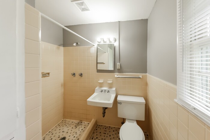 Building Photo - 1712 Longmeadow Dr