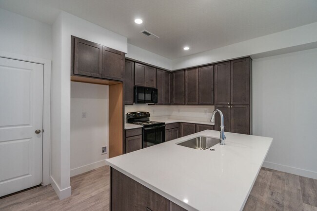 Building Photo - Well Maintained, 3 Bedroom and 2.5 Bathroom Townhome in Desert Color! Internet Included!