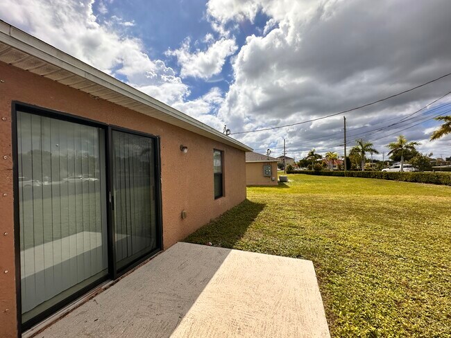 Building Photo - 1136 SE 9th Ct