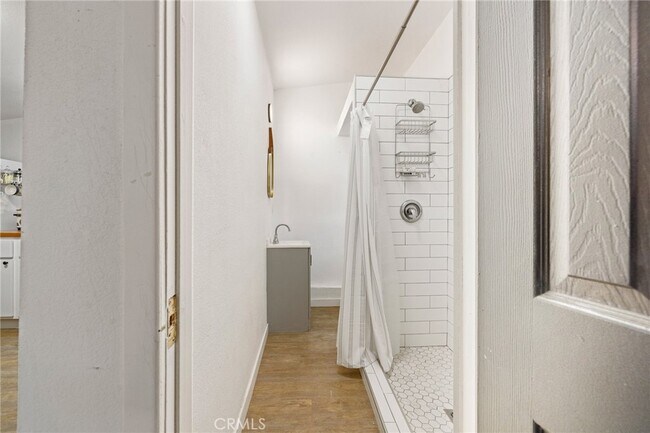 Building Photo - 1583 W 48th St