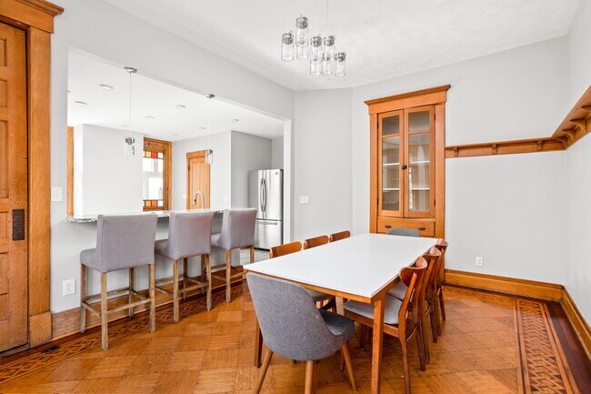 Building Photo - 319 E 13th St