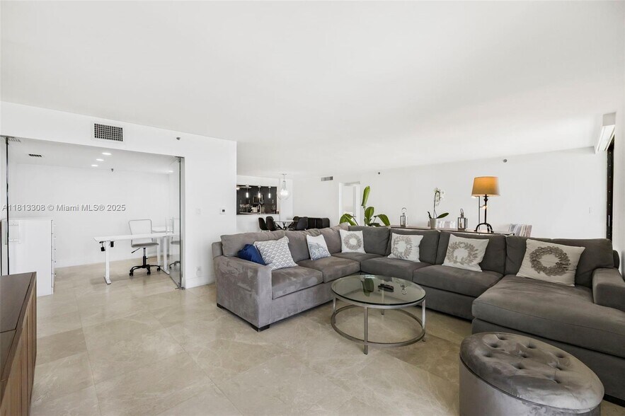 Building Photo - 2625 Collins Ave