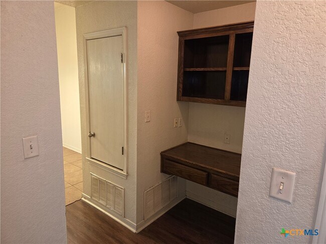 Building Photo - 611 Olaf Dr