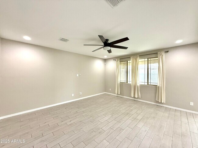 Building Photo - 5542 N 107th Ln