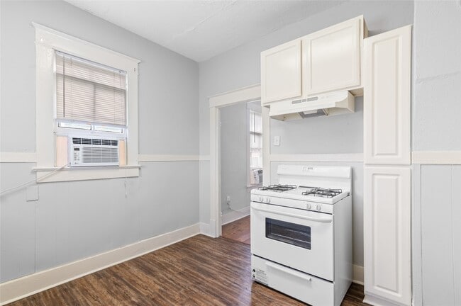 Building Photo - 714 44th St