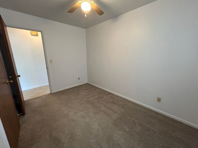 Building Photo - 5 Bed 2 Bath Home with 2 Car Attached Gara...