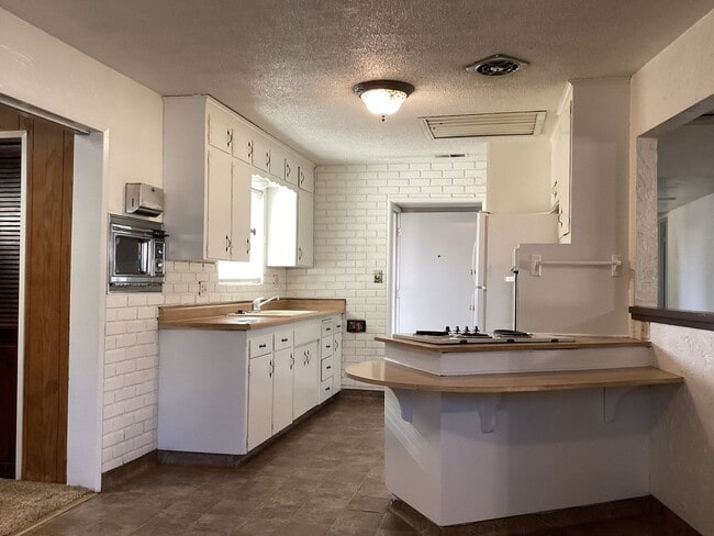 Building Photo - 487 W San Jose Ave