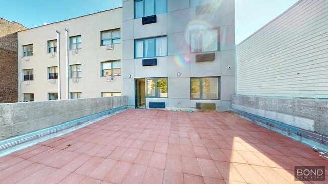 Building Photo - 3 bedroom in Queens NY 11102