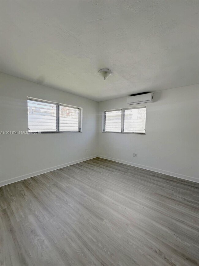 Building Photo - 1955 Normandy Dr