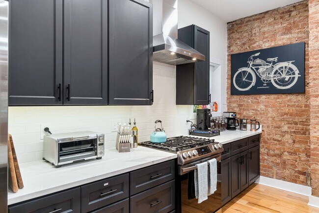 Building Photo - 6 Bed 4 bath Fully Furnished Oakland