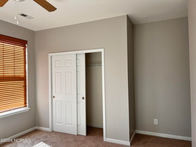 Building Photo - BEAUTIFUL HOME AVAILABLE APRIL 1ST