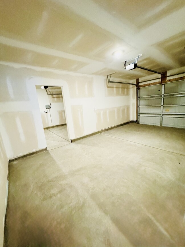 Building Photo - 1024 Kinness Dr