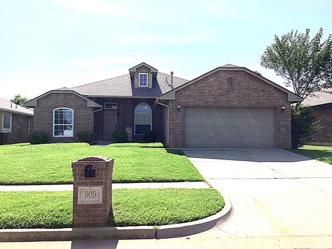 Building Photo - 909 Harvest Dr