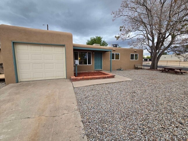 Building Photo - Spacious Home in NE Heights