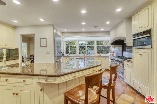 Building Photo - 707 N Bedford Dr