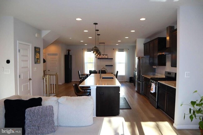 Building Photo - 585 Cross Chase Dr