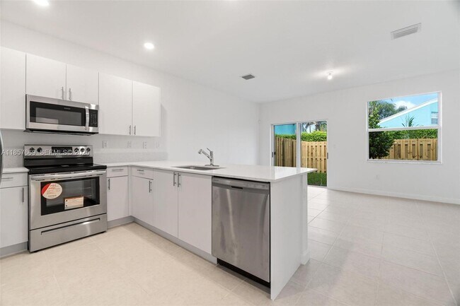 Building Photo - 1870 SE 26th Ter