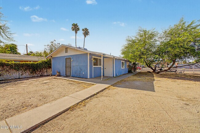 Building Photo - 823 E Carol Ave