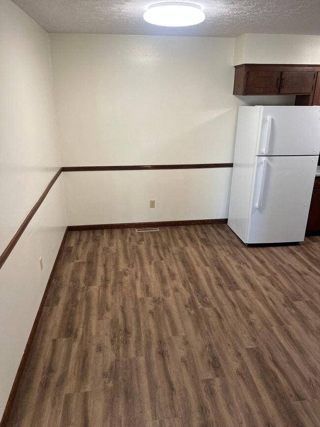 Building Photo - Spacious 3 Bedroom, 1 Bathroom Duplex