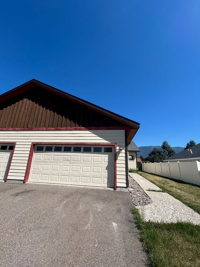 Building Photo - Columbia Falls 3 Bedroom Townhome!