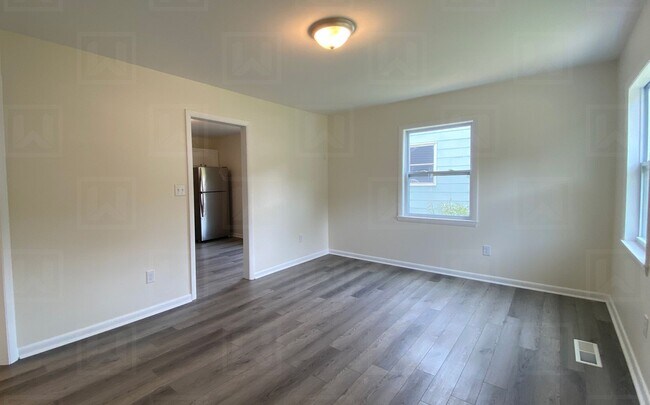 Building Photo - 2-Bed Home in Oakridge Community - Renovated