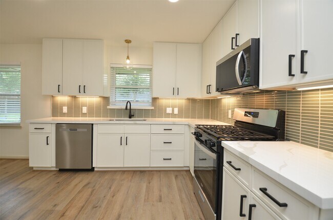 Building Photo - 9011 Theysen Dr