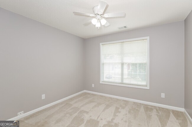 Building Photo - 1352 Vine Cir
