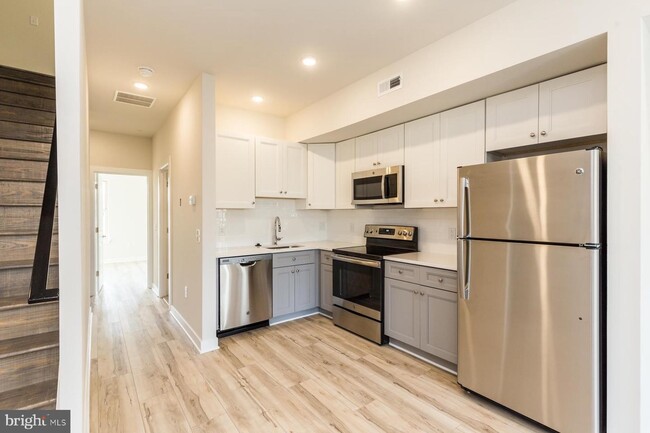 Kitchen - View 1 - 2039 N 3rd St