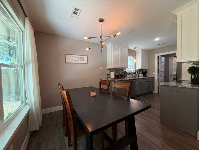 Building Photo - 1314 N Fieldstone Ave
