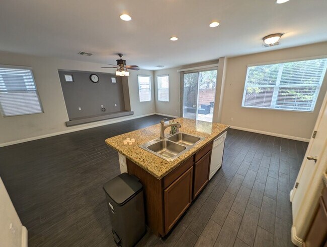 Building Photo - 7570 Dobroyd Dr