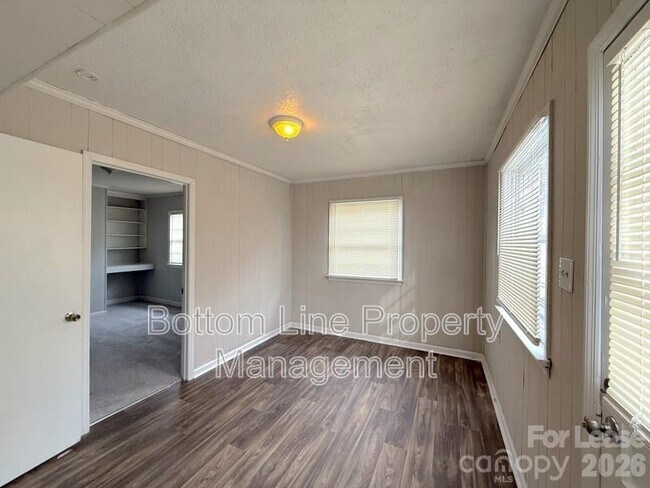 Building Photo - 907 Bannister Pl