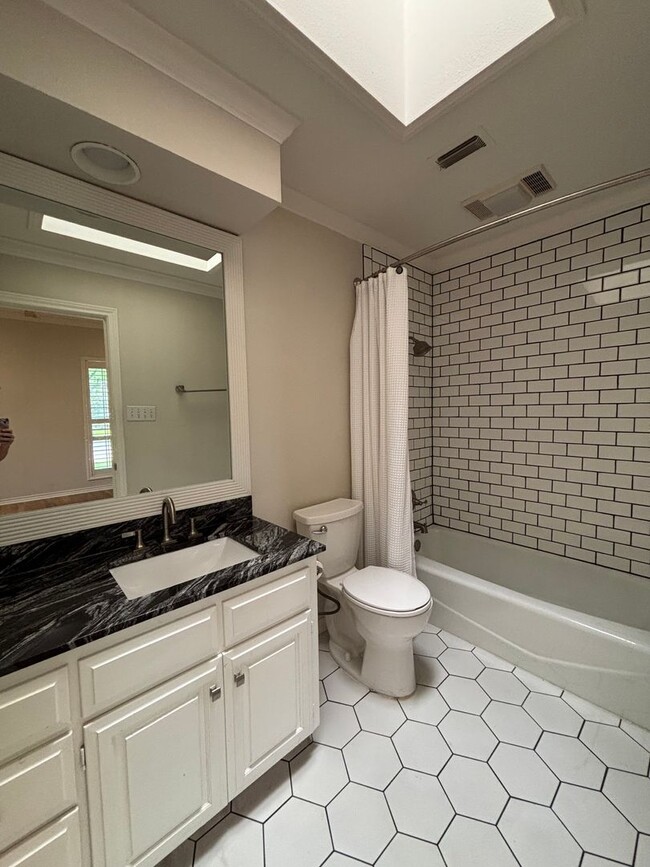 Building Photo - 5026 Bellaire Dr S