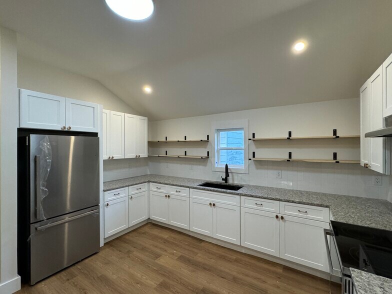 Kitchen 1 - 421 High Point Rd