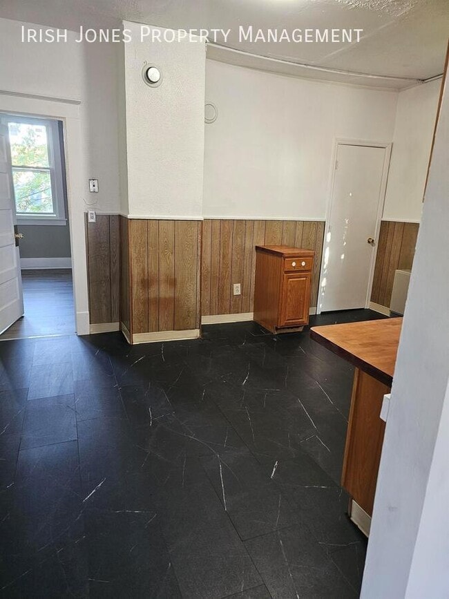 Building Photo - 175 Freund St