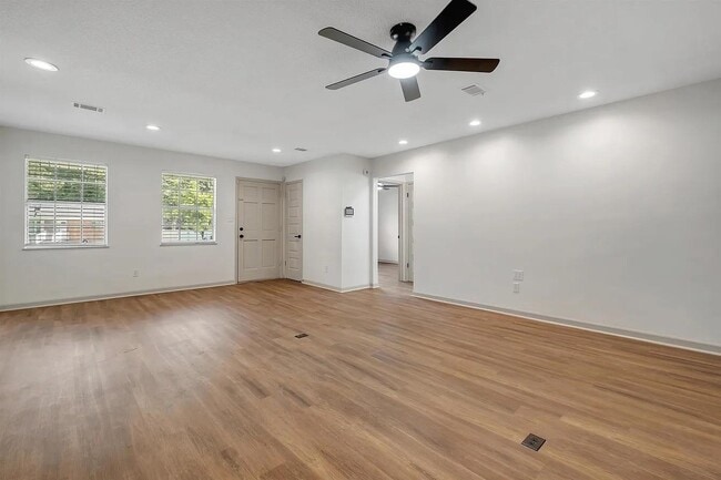 Building Photo - 1825 Sherwood Dr