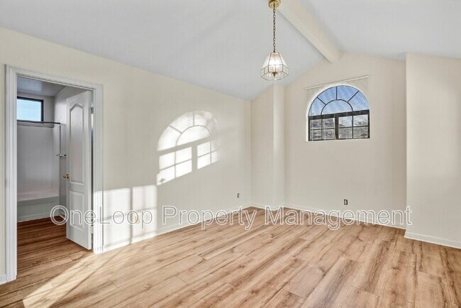 Building Photo - 493 Summerhill View