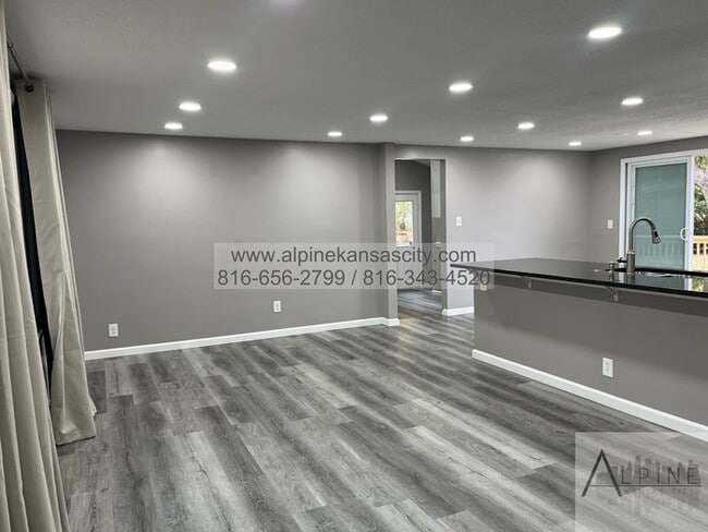 Building Photo - Available Mid January! 5 Bedrooms, PLUS Rec Room in Gladstone!